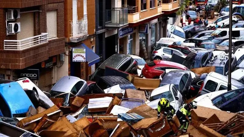 Tumpukan kendaraan yang tersapu banjir bandang di Sedavi, Spanyol. (Foto: Reuters)