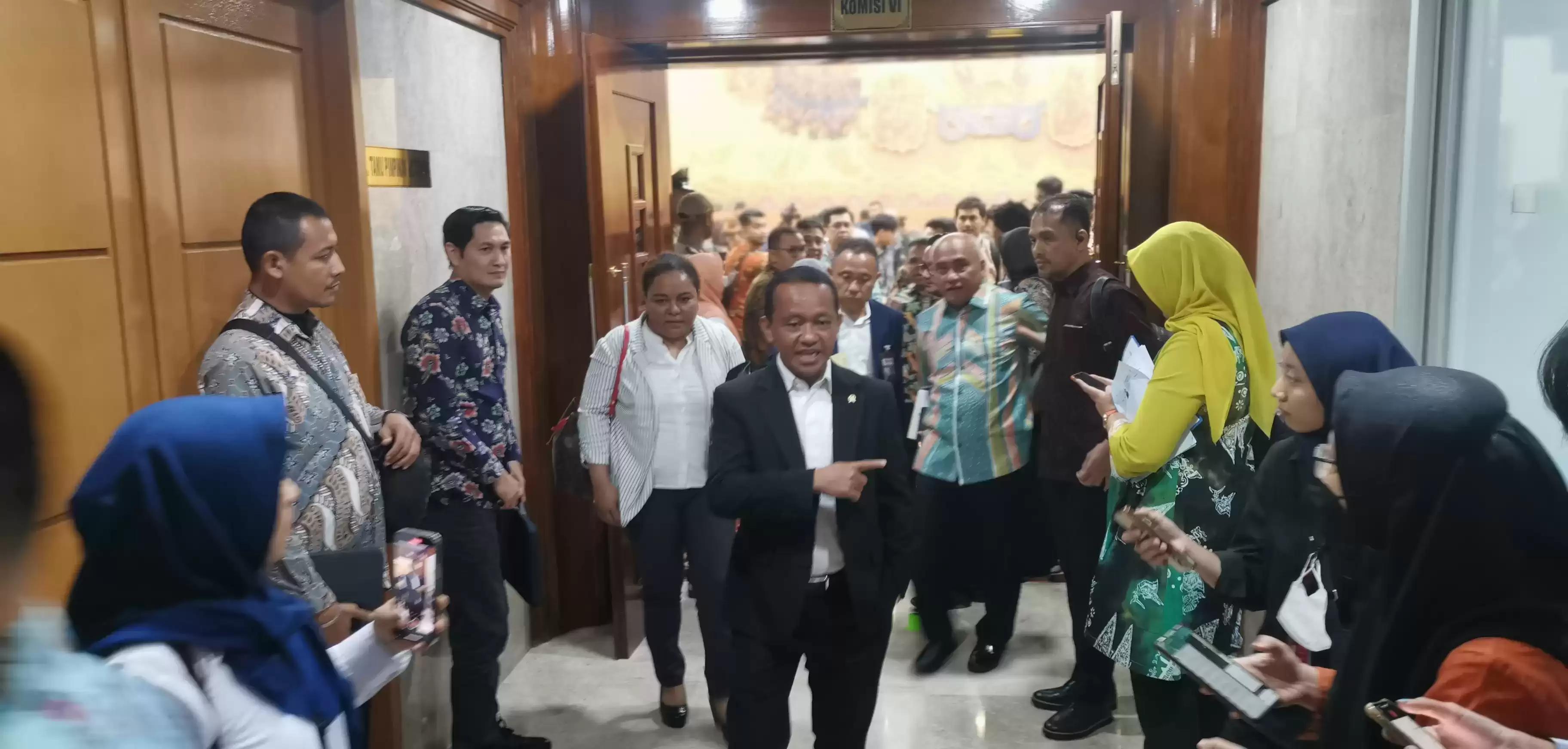 Bahlil Sarankan Mensos Risma Gelar Tenda untuk Bagikan Bansos