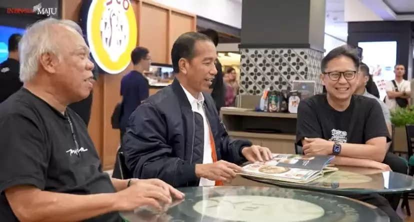 Jokowi Ngopi Bareng Pak Bas dan Budi Gunadi di Malioboro
