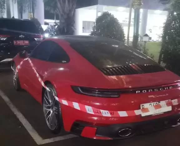 Kejagung Sita Mobil Porsche Milik Istri Edward Hutahaean Tersangka Korupsi BTS Kominfo, Harganya Rp 3 Miliar