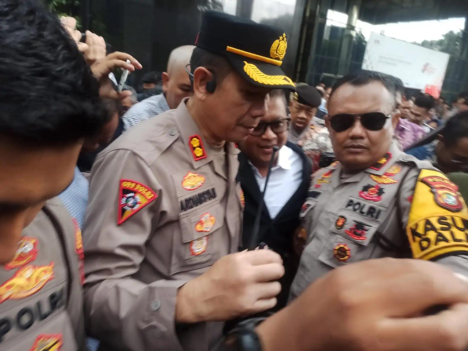 Sejumlah petugas kepolisian kawal Hasto Kristiyanto di area Gedung KPK (Foto: MI/Albani)