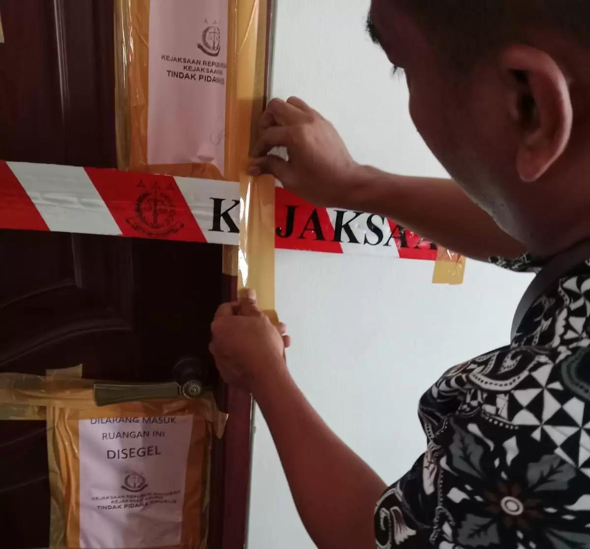 Tim penyidik menggeledah beberapa tempat di antaranya kantor, perusahaan, dan rumah tinggal.