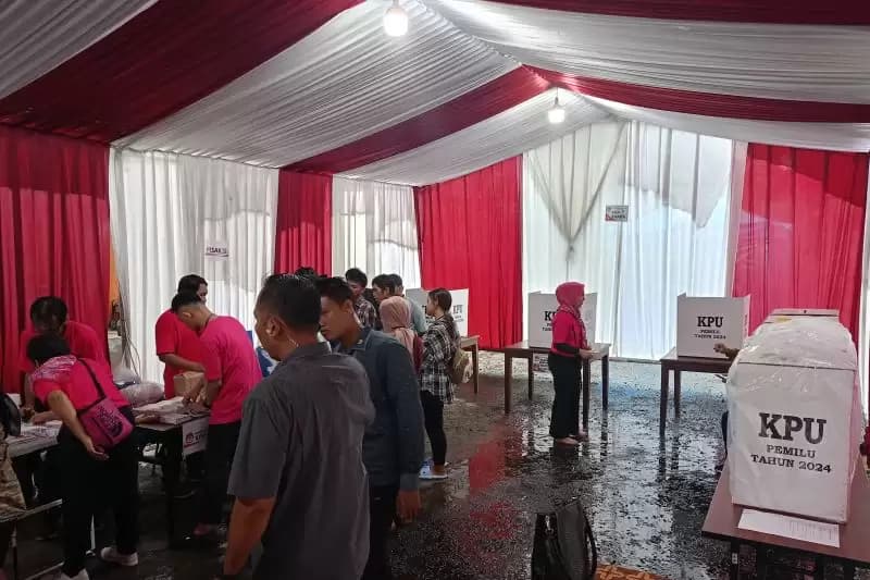 Bertepatan dengan Valentine, Anggota KPPS TPS Ma'ruf Amin Pakai Kostum Pink