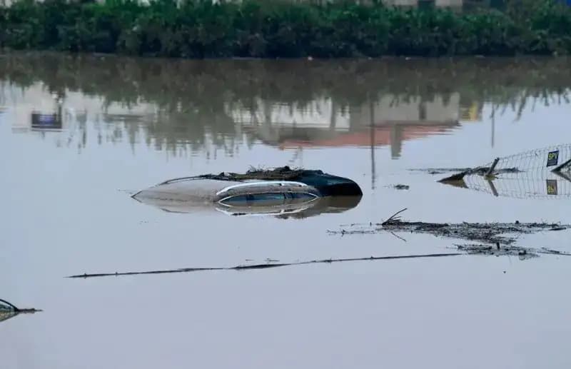 Atap mobil mencuat di area yang tergenang banjir (Foto: Getty Images)