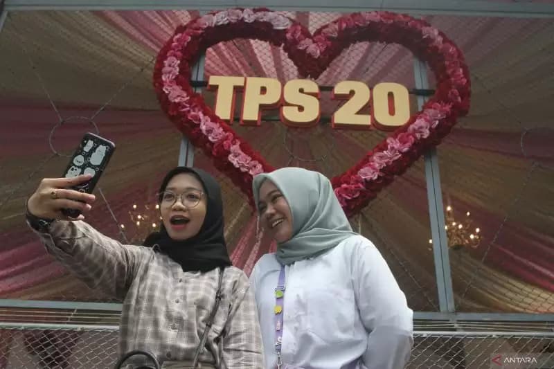Meriahkan Pemilu, Warga Kota Malang Hadirkan TPS Tema Kasih Sayang