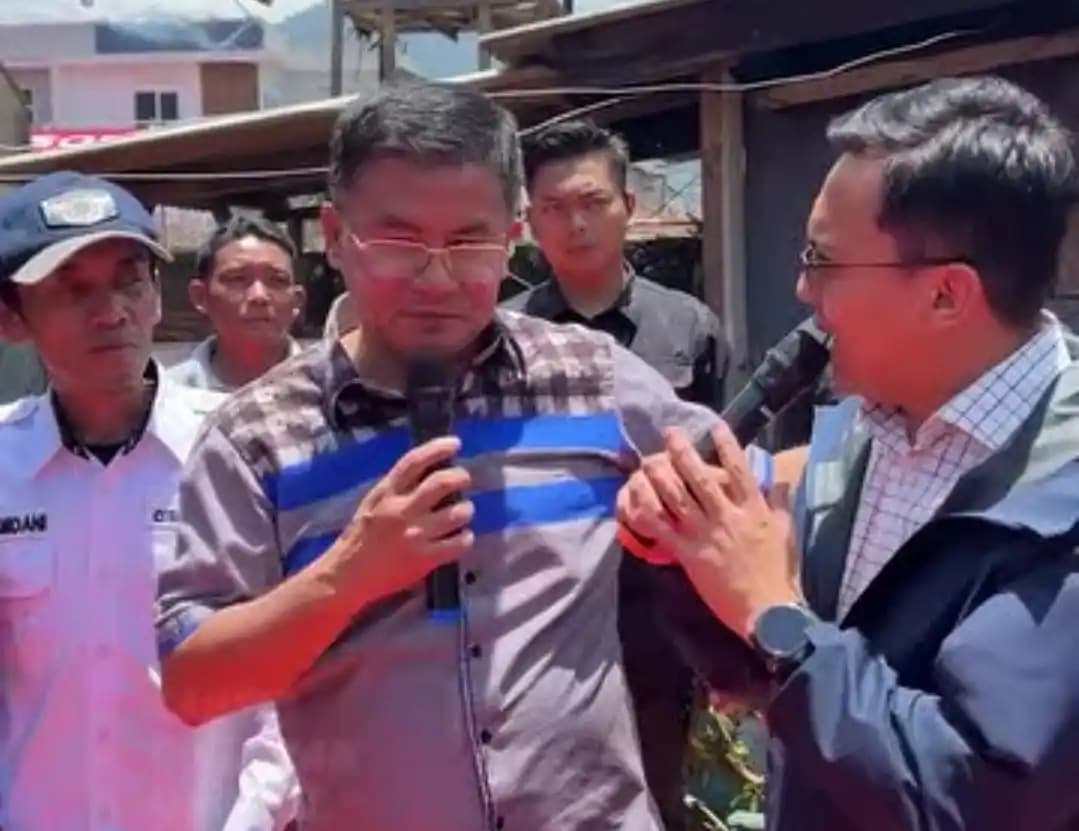 Calon Bupati (Cabup) Bandung nomor urut 1, Sahrul Gunawan mendampingi Erwan Setiawan saat berkunjung ke Desa Cikembang