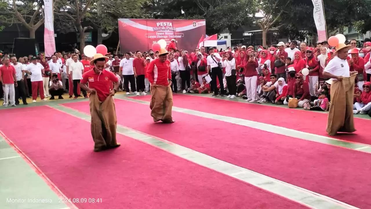 Caption Foto, Acara Pesta Merah Putih dan Lomba Tradisional, di Sport Center Kota Blitar