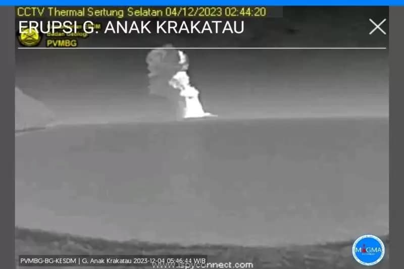 Gunung Anak Krakatau Meletus Lontarkan Abu Setinggi 1.000 Meter