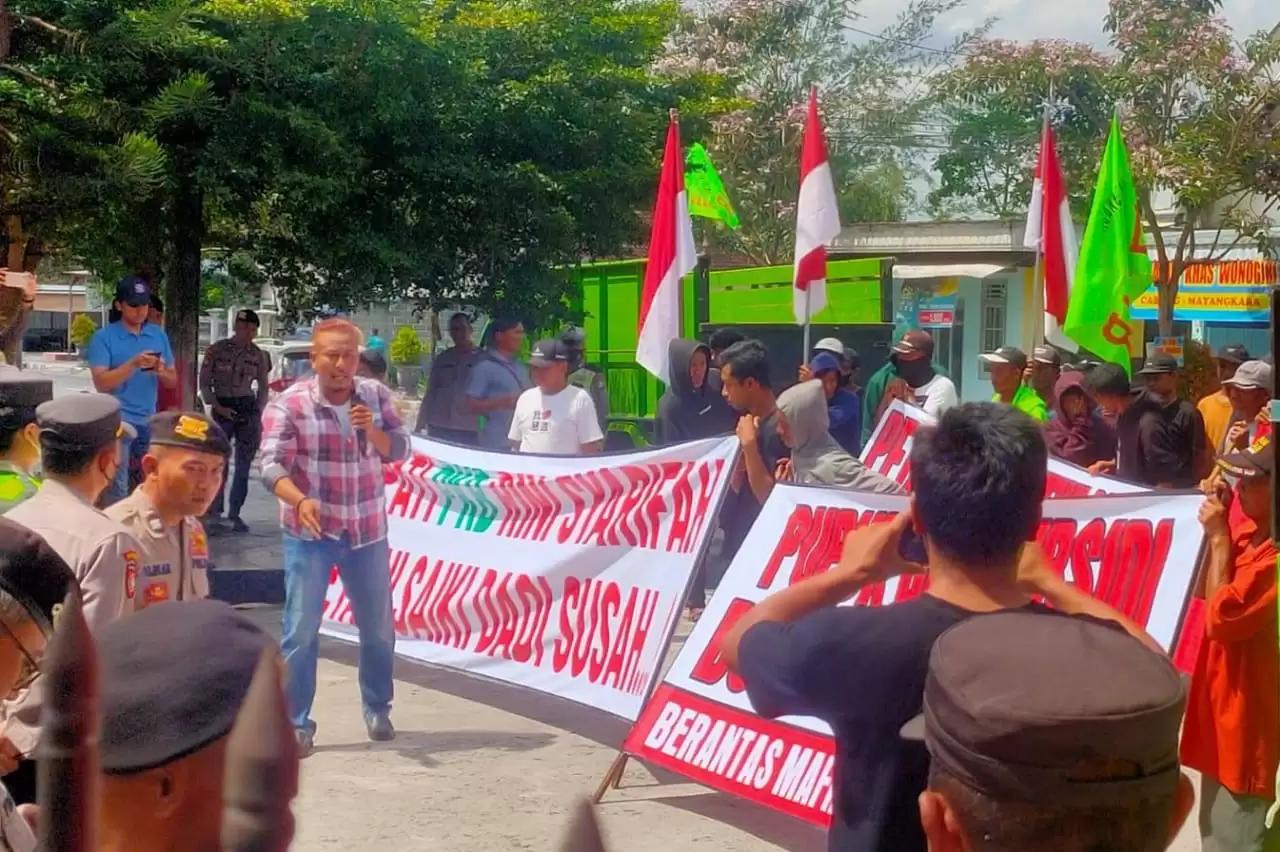 Puluhan Petani Geruduk Kantor DPRD Kabupaten Blitar, Tuntut Bongkar Mafia Pupuk Subsidi