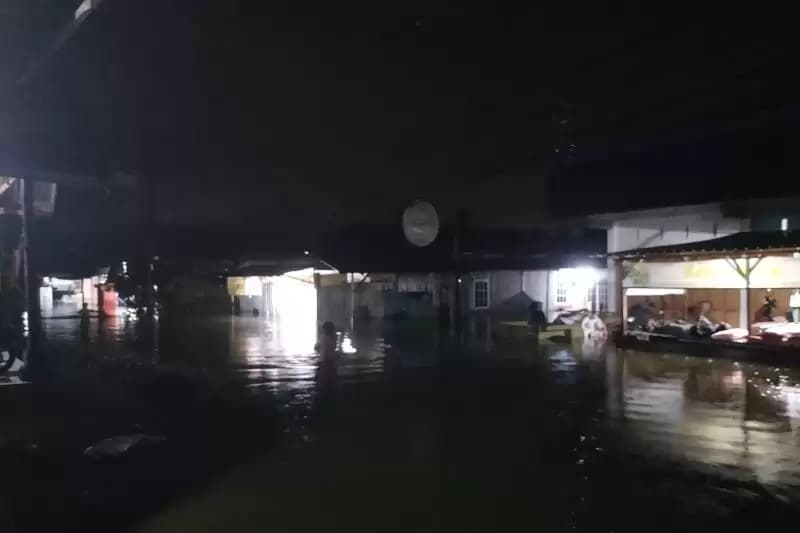 Banjir 1,5 Meter Kepung Rumah Warga di Dadok Padang