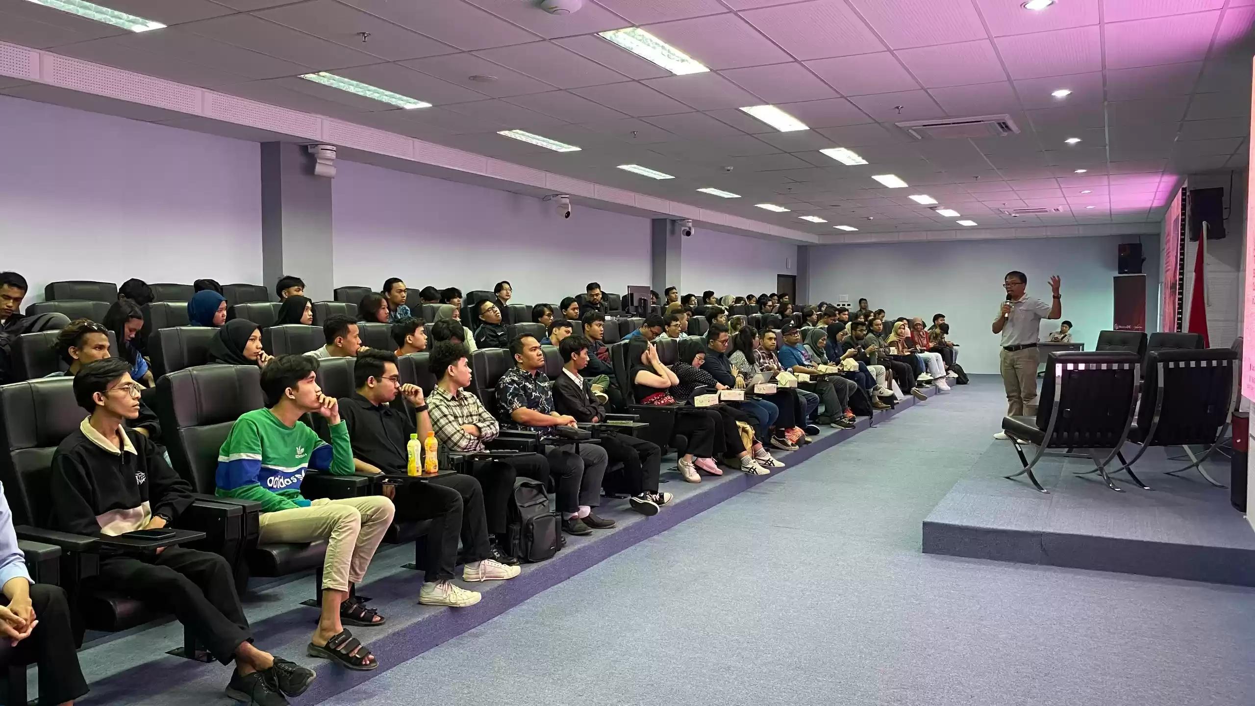 CEO NeutraDC Nxera Batam, Indrama YM Purba (kanan) saat sharing session mengenai industri data center bersama mahasiswa Politeknik Batam, Jumat (14/6/2024) lalu (Foto: Dok Telkom)