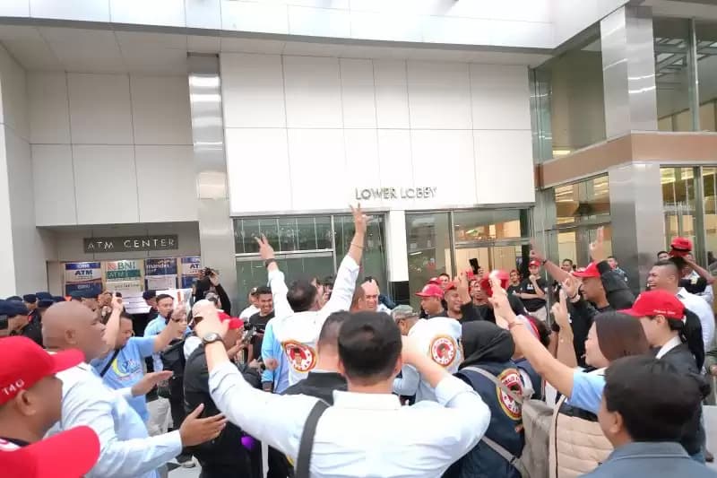 Relawan Prabowo-Gibran Joget 'Oke Gas' di Depan JCC
