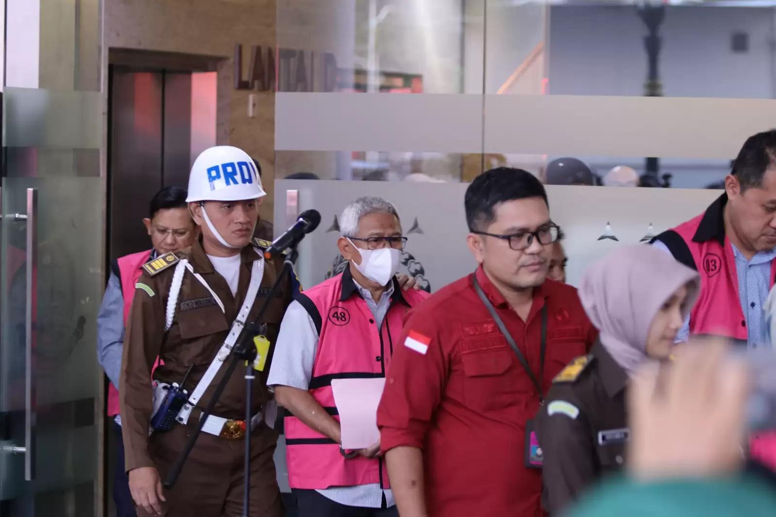 Keenam tersangka berstatus General Manager Unit Bisnis Pengelolaan dan Pemurnian Lokamulia atau UBPPLM PT Antam pada 2010-2021.