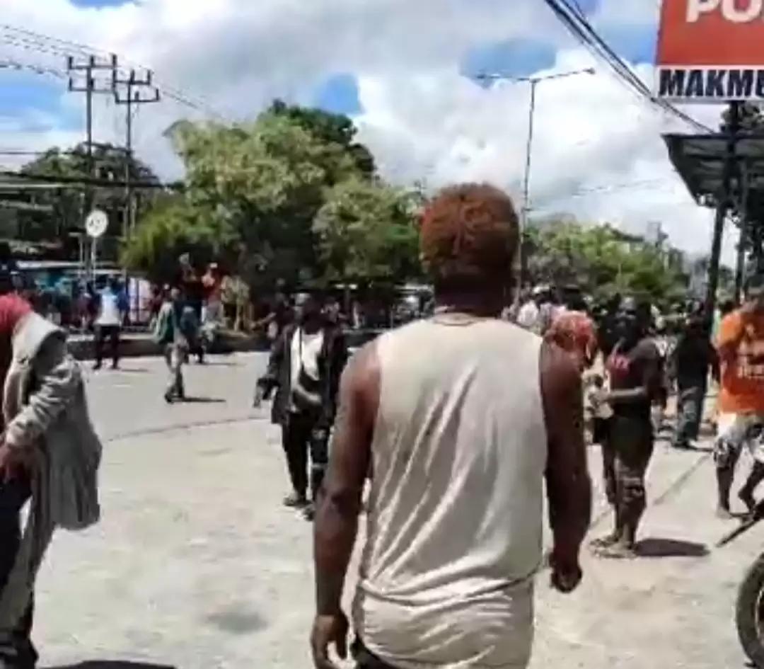 Pengiringan Jenazah Lukas Enembe Rusuh, Kapolda Papua Jadi Sasaran Massa