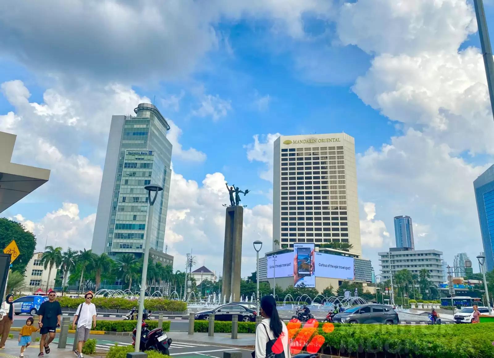 Langit cerah di kawasan Bundaran HI, Jakarta Pusat (Foto: Dok MI/Rizky Amin)