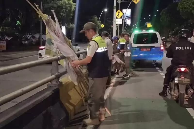 Petugas Gabungan Belum Tertibkan APK Dipaku di Pohon