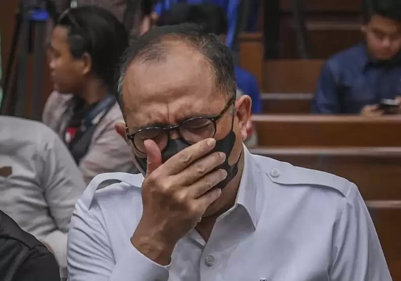 Anak Rafael Alun Terpaksa Jualan di Pinggir Jalan