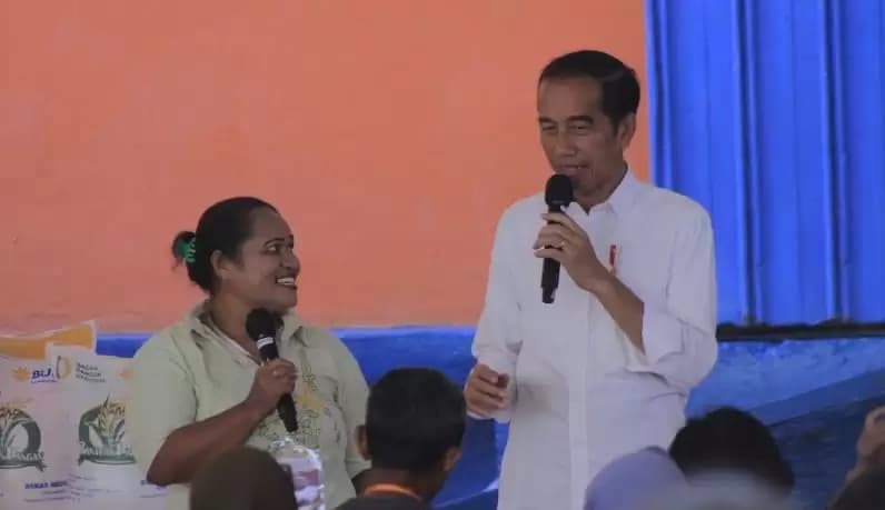 Momen Jokowi Bagi-bagi Sepeda di Kupang