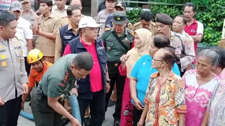 Akibat El Nino di Kota Blitar, Wali Kota Santoso Droping Air Bersih Pada Warga