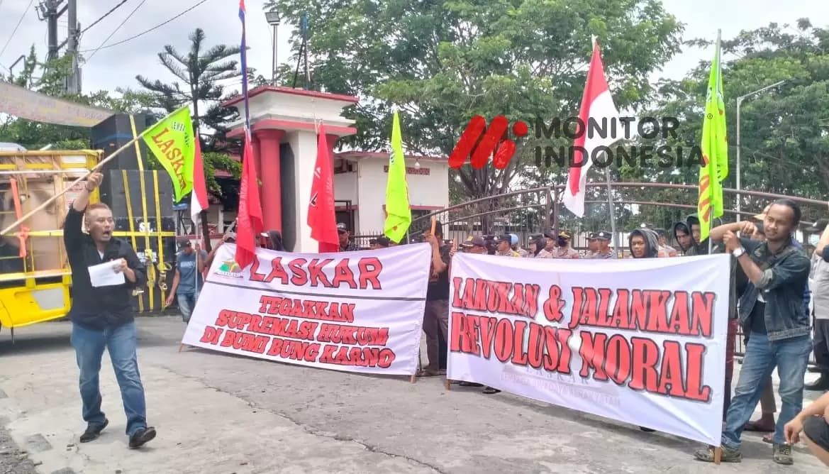 Puluhan Massa Geruduk Kantor DPRD,  Tuntut Bubarkan TP2ID dan Pemakzulan Bupati Blitar