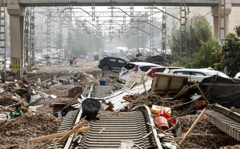 Jalur kereta api di Valencia tak bisa dilalui akibat banjir bandang (Foto: EPA)