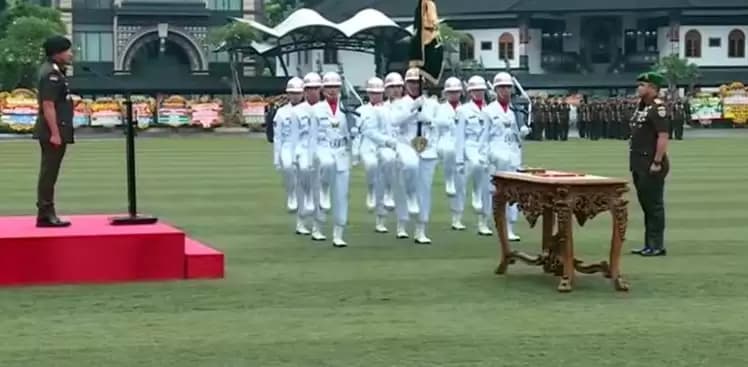 Sertijab, Agus Subiyanto Resmi Serahkan Jabatan KSAD ke Maruli Simanjuntak