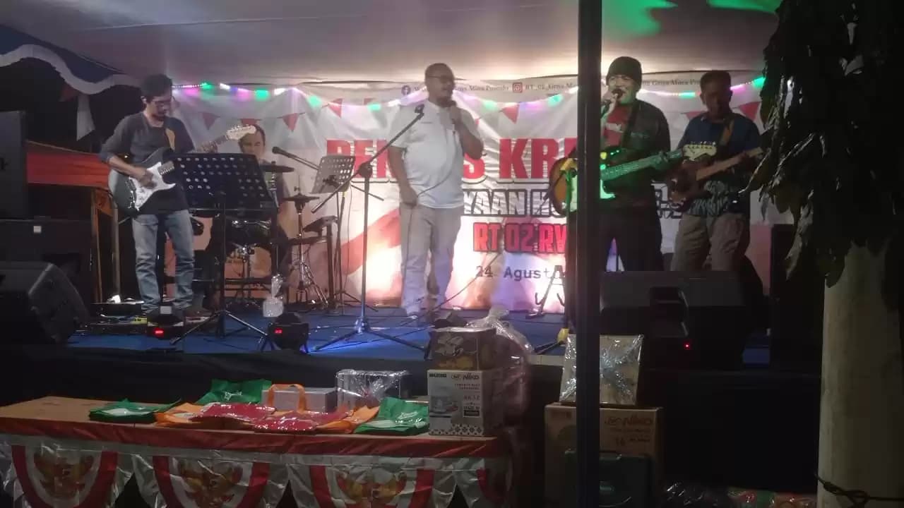 D'BROER Band saat meriahkan puncak acara perayaan HUT ke-79 RI yang digelar oleh pengurus RT 02 RW 026, Komplek Griya Mitra Posindo, Desa Cinunuk, Kecamatan Cileunyi, Kabupaten Bandung, Jawa Barat (Jabar). (Foto: MI/Sugiyanto).