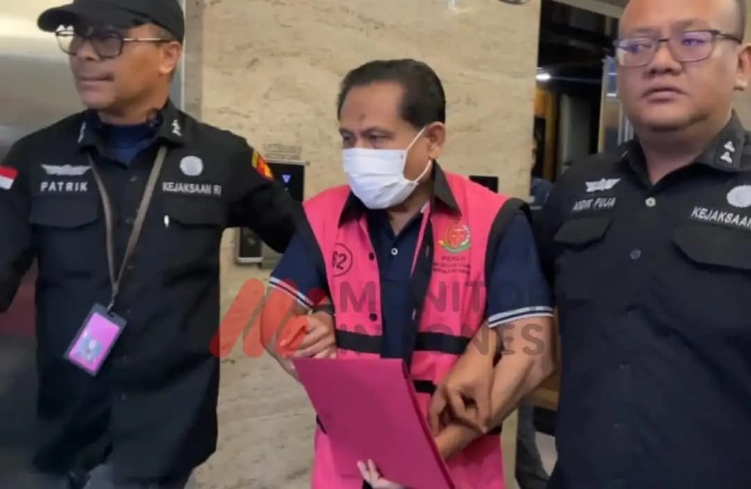 Eks Ketua PN Surabaya Rudi Suparmono mengenakan rompi tahanan (Foto: Dok MI/Aswan)