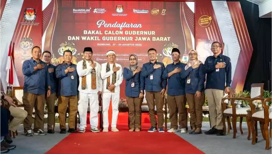 Dedi Mulyadi-Erwan Setiawan saat daftar sebagai calon Gubernur dan Wakil Gubernur Jawa Barat ke kantor Komisi Pemilihan Umum (KPU) Jawa Barat