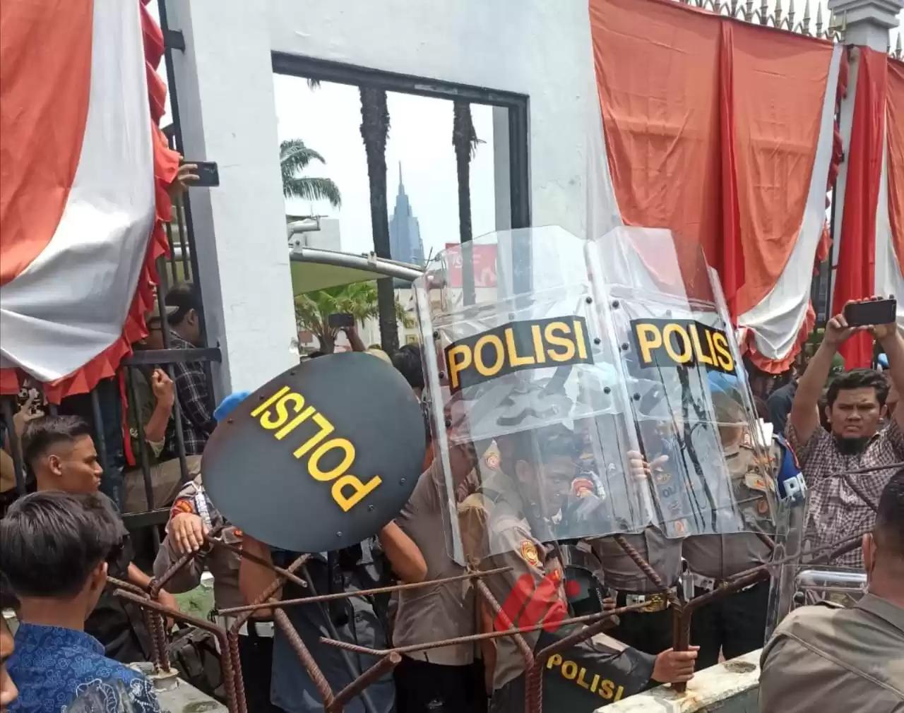 Demo di dpr soal revisi UU Pilkada