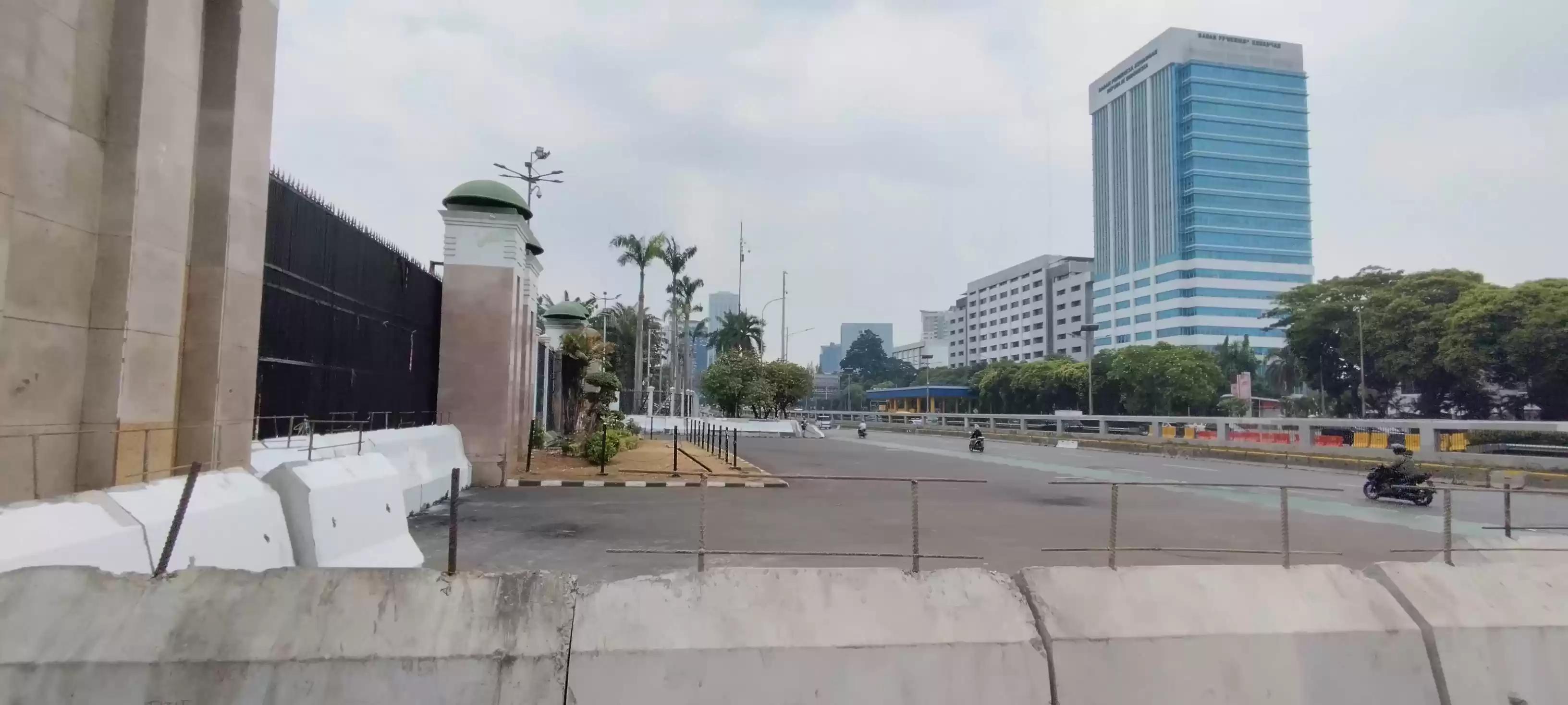 depan gedung DPR