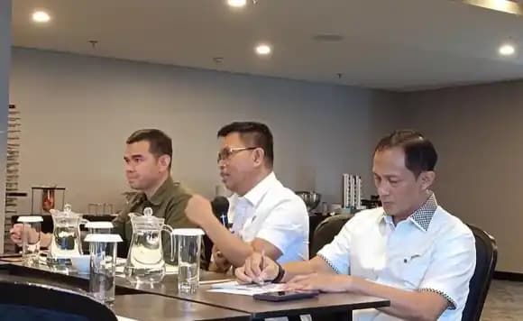 Deputi Bidang Ketersediaan dan Stabilisasi Pangan Bapanas I Gusti Ketut Astawa (tengah)