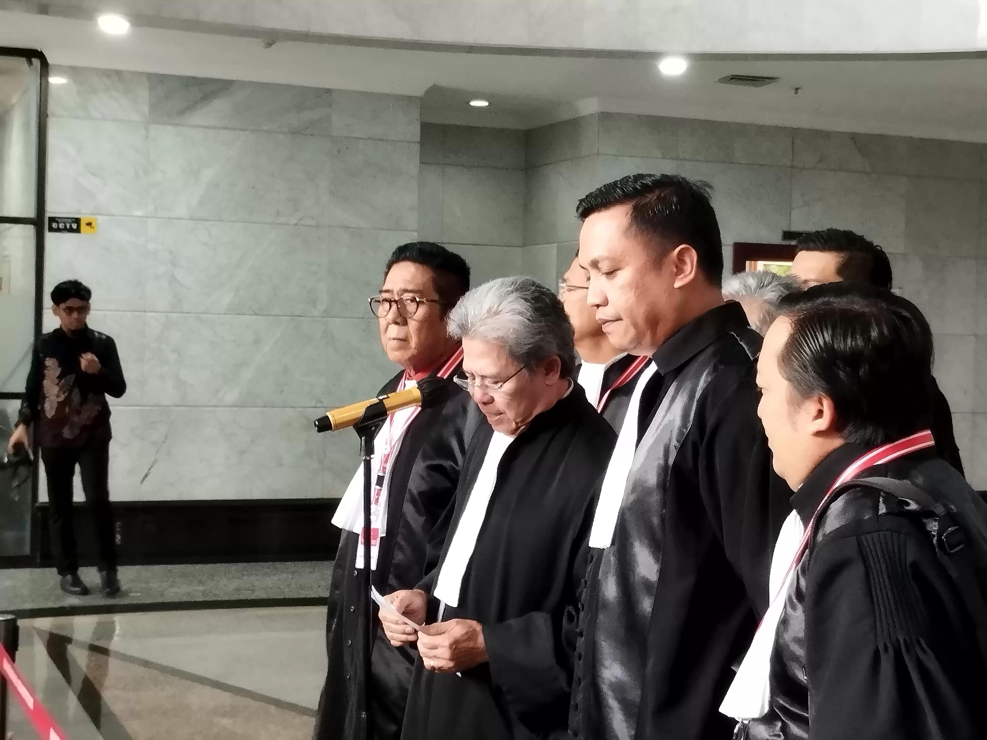 Deputi Hukum Tim Pemenangan Nasional (TPN) Ganjar Pranowo-Mahfud MD, Todung Mulya Lubis saat jumpa pers di MK (Foto: MI/Dhanis)