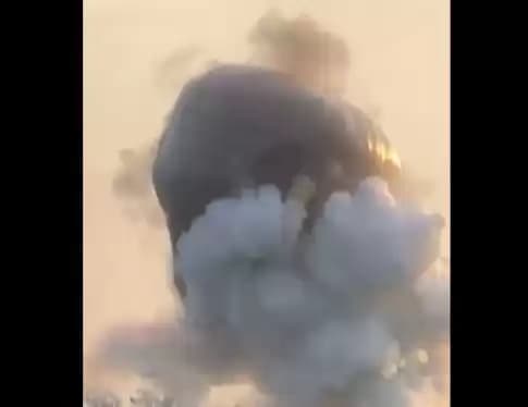 Detik-detik balon udara jumbo yang dipasangi puluhan petasan meledak