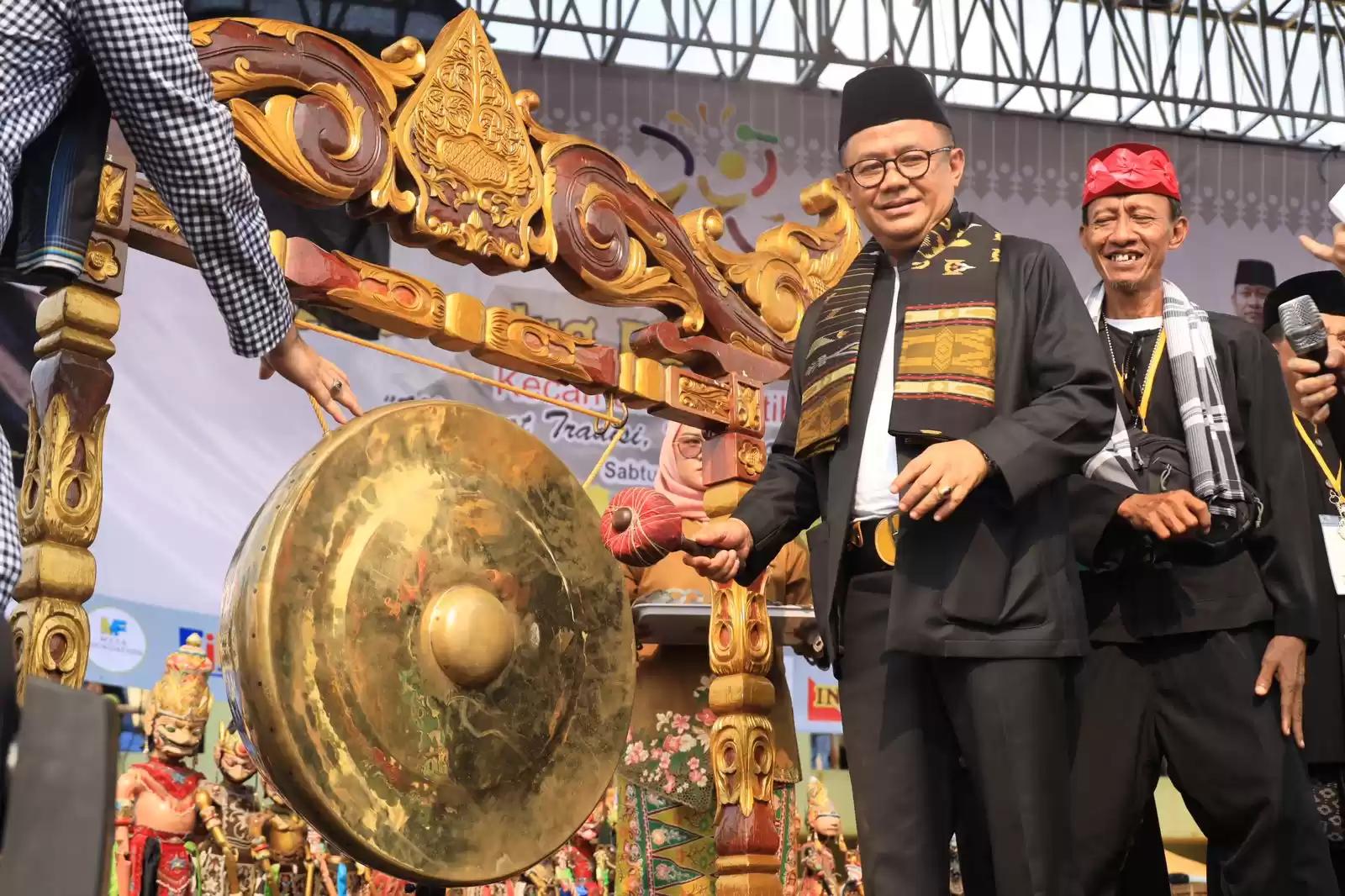Detik-Detik Pj. Wali Kota Bekasi Membuka Festival Adu Bedug dan Dondang Betawi Kota Bekasi