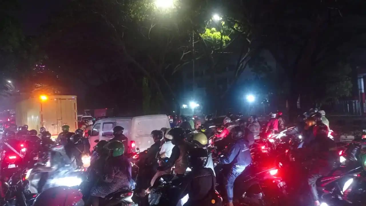 Diduga Akibat Buruknya Drainase, Jalan Soekarno Hatta Banjir, Lalin Macet Parah