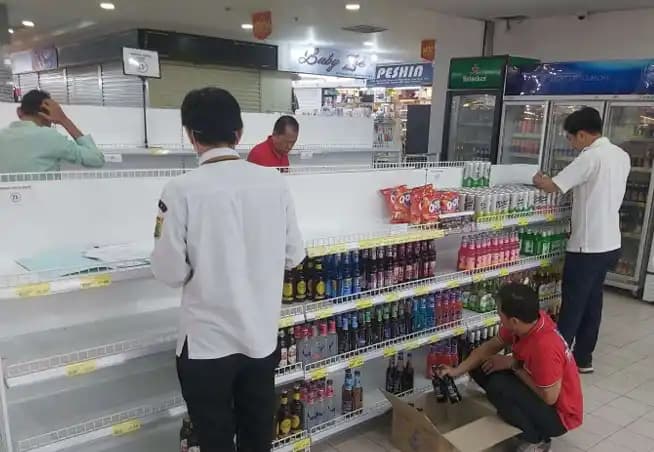 Dinas PPKUKM Segel Sementara Outlet di Jakarta Barat karena Jual Alkohol Tanpa Izin
