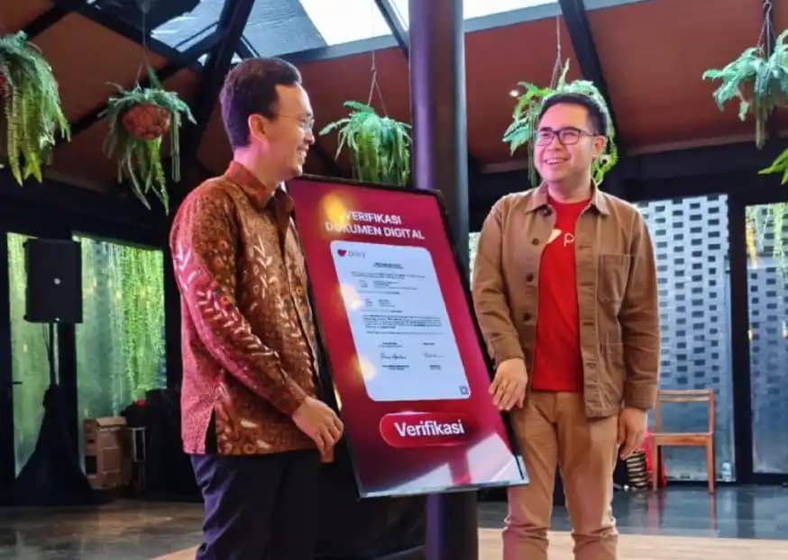 Direktur Pengawasan Sertifikasi dan Transaksi Elektronik Kementerian Komunikasi dan Digital (Komdigi), Teguh Arifiyadi (kiri) dan CEO dan Co-Founder Privy Marshall Pribadi (kanan)