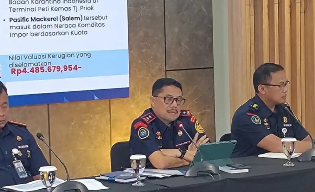 Direktur Pengawasan Sumber Daya Perikanan KKP, Halid K. Jusuf (Tengah)