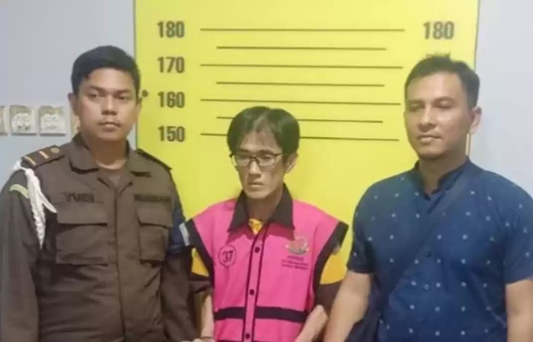 Direktur PT SMIP mengenakan rompi tahanan Kejagung