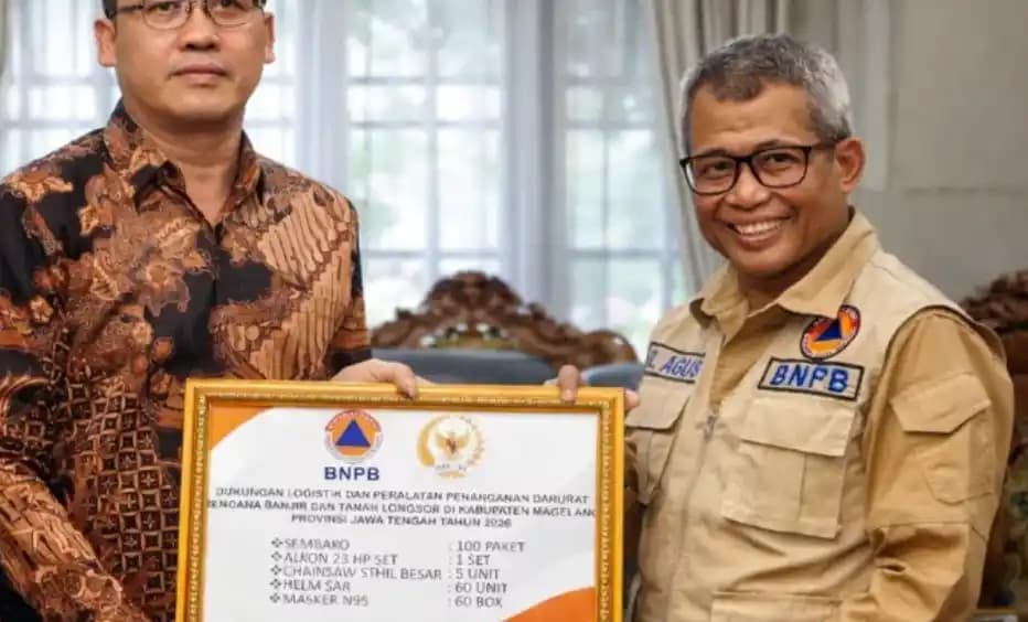 Direktur Sistem Penanggulangan Bencana BNPB, Agus Wibowo Agus Wibowo menyerahkan bantuan logistik dan peralatan penanganan darurat bencana banjir lahar dingin dan tanah longsor di wilayah Kabupaten Magelang