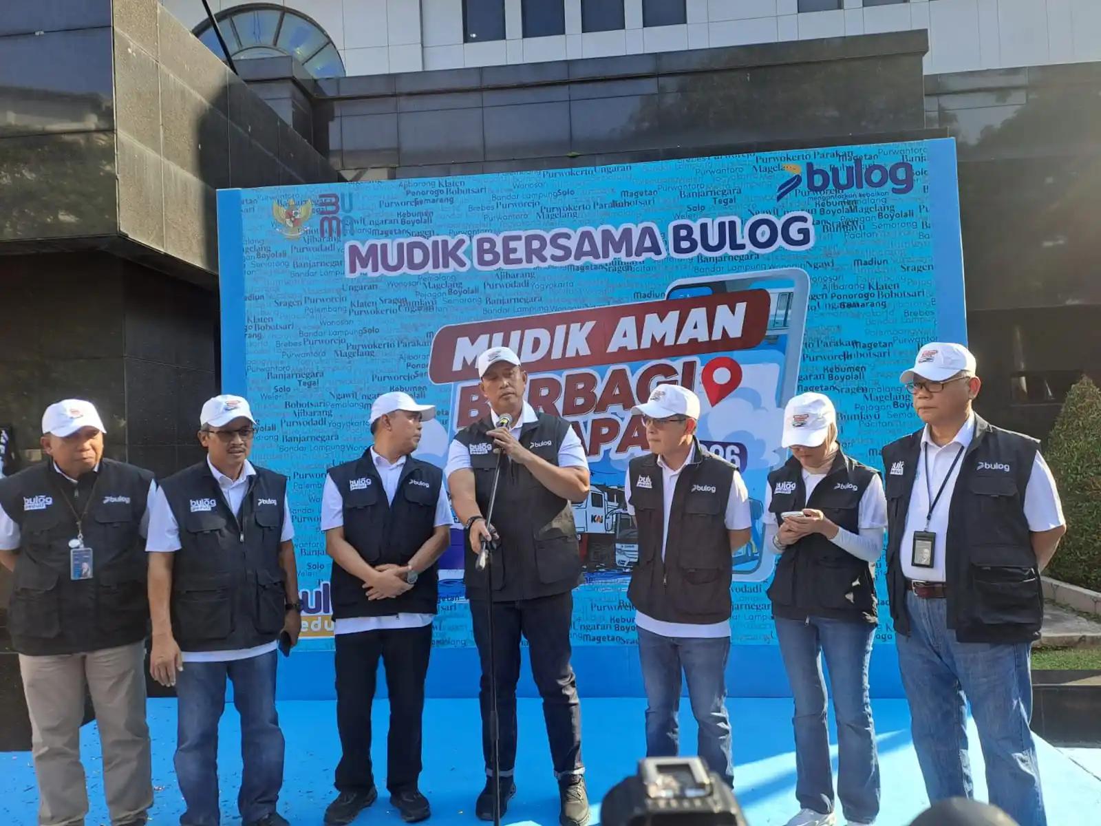 Direktur Utama BULOG Ahmad Rizal Ramdhani saat melepas pemudik (Foto. Rizal Siregar)