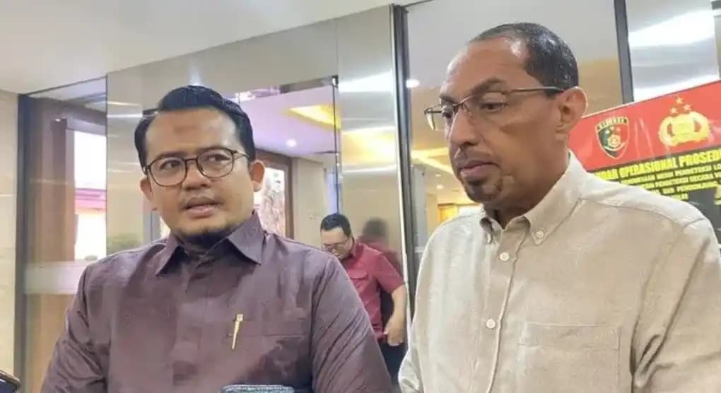 Direktur Utama DSI, Taufiq Aljufri (Kanan) dan Kuasa Hukumnya, Pris Madani (Kiri)