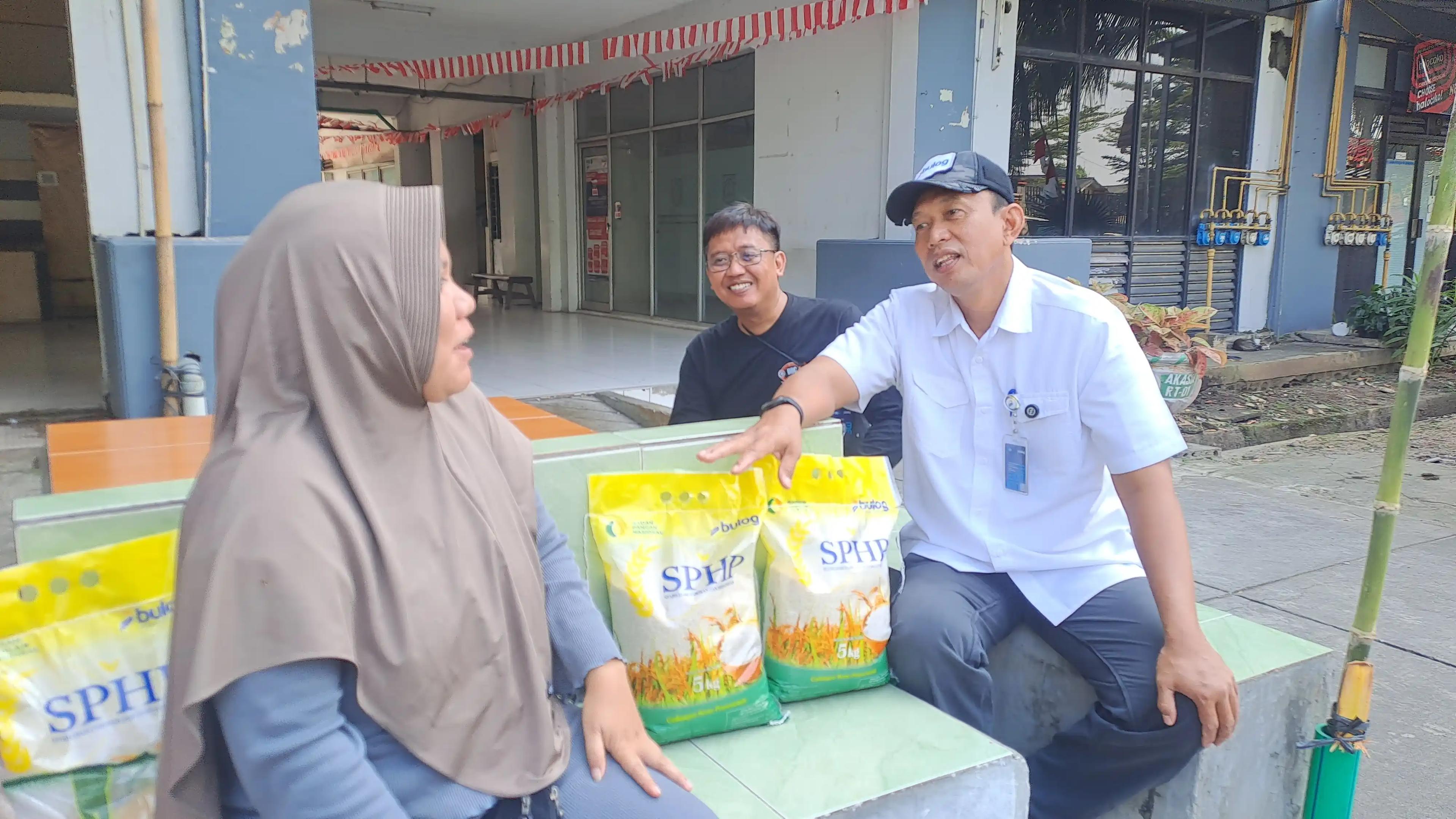 Direktur Utama Perum Bulog, Ahmad Rizal Ramdhani dalambprogram Bulog Goes to Rusun di Rusunawa Tipar Cakung. (Foto. Rizal)