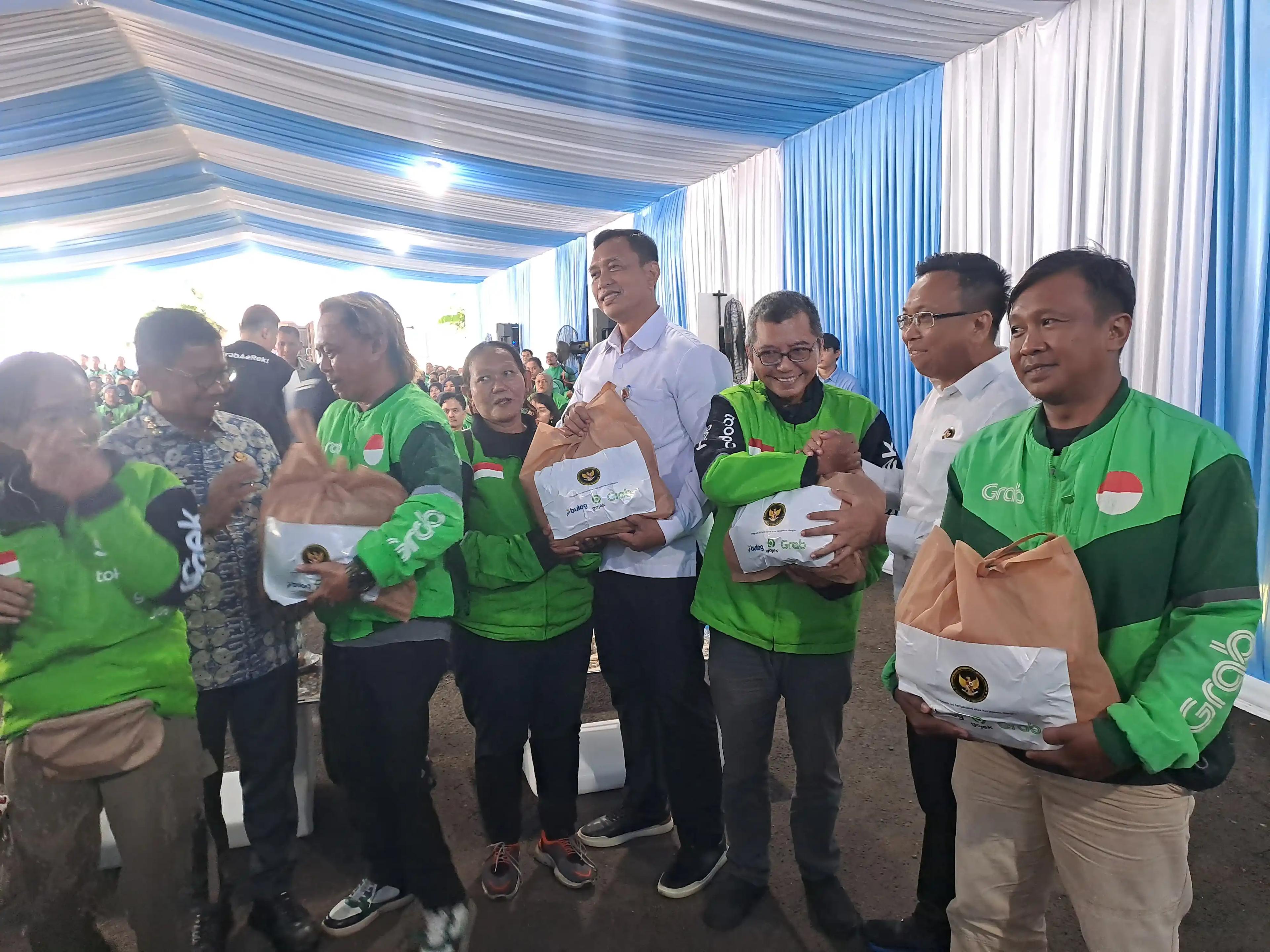 Direktur Utama Perum BULOG Ahmad Rizal Ramdhani menghadiri Penjualan Pangan Murah bagi komunitas pengemudi ojek online. (Foto. Rizal Siregar)
