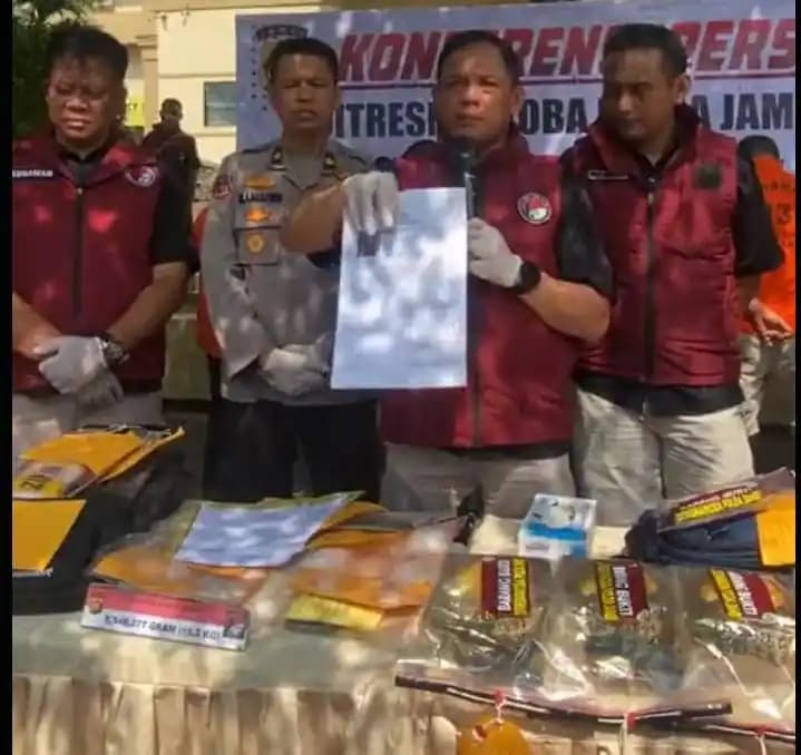 Dirresnarkoba Polda Jambi Kombes Pol Ernesto Seiser saat memberikan keterangan pers