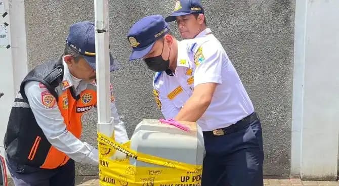 Dishub dan DPRD DKI Segel 4 Parkir Ilegal di Jakarta