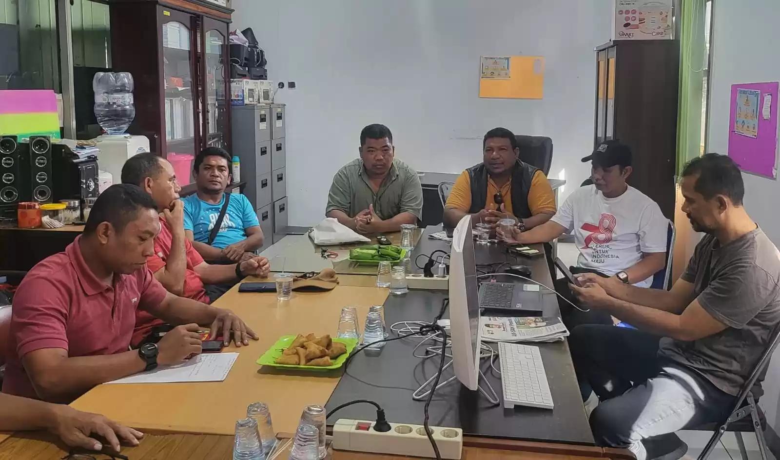 Diskusi antara Kepala Disnakertrans Maluku Utara, Marwan Polisiri dan sejumlah pegawai Bappeda Kota Tidore Kepulauan