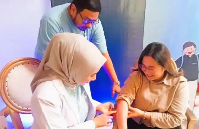 Dokter spesialis kulit mengecek kondisi kulit tangan pada pasien
