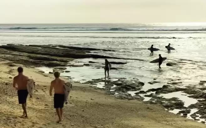 dokumentasi para atlet peselancar yang akan mencoba ombak di pantai Tanjung Setia Pesiar Barat